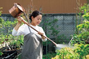 銅のジョウロは墨田区の工房の手作り。水が殺菌されて緑がきれいに育つという。