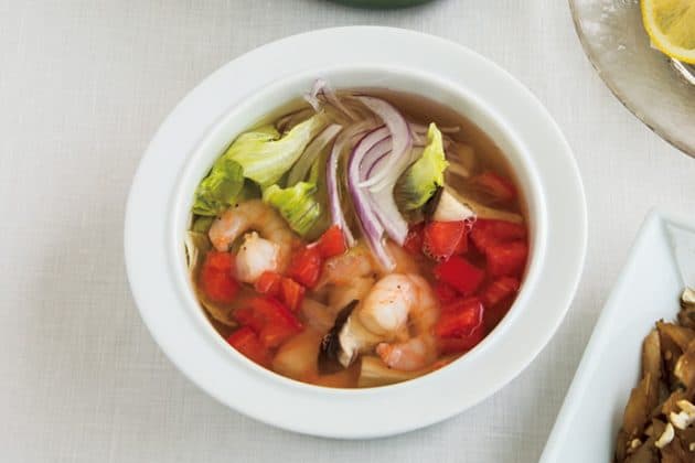 【夏野菜いっぱいのピリ辛スープ】料理研究家・本田明子さんの、「酸っぱい」が苦手な家族の箸が進むレシピ。
