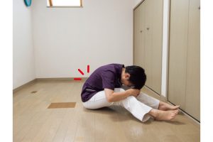 2. 脚を動かさないように背骨から腰の伸びを意識する。