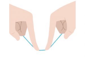 2. 親指や人差し指で糸をつまみながら使う部分が2〜3cmになるように調節し、ピンと張る。歯間の入り口に糸を当て、スライドさせながら挿入する。