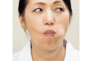 1. 舌の先を使って、まずは頬の内側に触れ、押しながら回していく。頬の粘膜の内側にある、サラサラとネバネバが混じった混合腺への刺激になる。