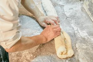 2.生地を巻く。