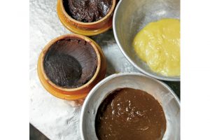 チョコクリームとカスタードクリームは、毎日夕方に関さんが仕上げ、翌朝まで冷やしておく。左の小倉あん、こしあんもおいしいと評判。