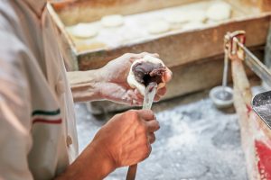 1.ヘラを使い、生地にあんを詰める。