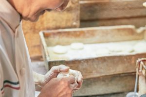 2. 生地であんを包みこむ。「俺は不器用だから」と言う関さんだが、きれいな形が次々と完成。