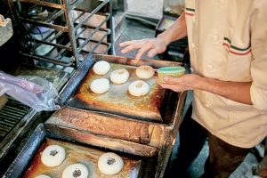 3.窯に入れる前に、見分けがつくよう、こしあんには黒ごま、小倉あんには白ごまをふりかける。