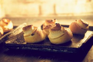 焼き上がったばかりのロールパン。「窯の中できれいに膨らむ、“窯伸び”があるのがいいパンなんだ」と関さん。