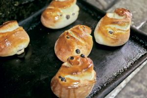 4.焼き上がったロールパンはそれぞれ個性的。