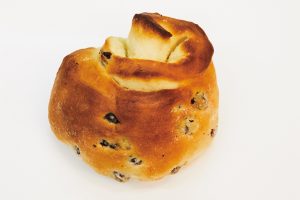  ［ロールパン］110円　 しっとりとした生地とアクセントのレーズンにファン多し。