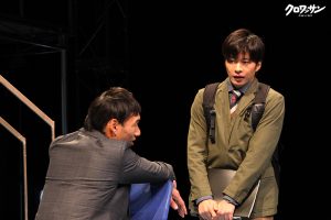 田中哲司×田中圭が出演の舞台『サメと泳ぐ』でドロドロの人間関係を怪演。