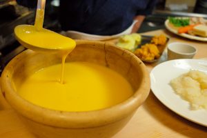 夏野菜のスープ仕立て 甘酒入りは野菜をペースとして、甘酒などの調味料と一緒にミキサーにかけるだけ。