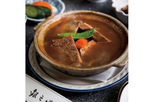 シチューは、ミックス（タンとビーフ）、ビーフ、野菜の3種。すべて2,600円（ごはん、小鉢3品、漬物付き）。写真はミックス。