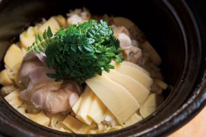 季節の炊き込みごはんは筍と蛤で。