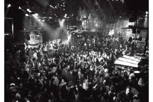 ’90年代初めに一世を風靡したディスコ〈ジュリアナ東京〉は、バブル経済の象徴ともいわれる。写真：Fujifotos／アフロ