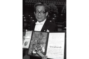 1994年、大江健三郎さんがノーベル文学賞を受賞。写真：AP／アフロ