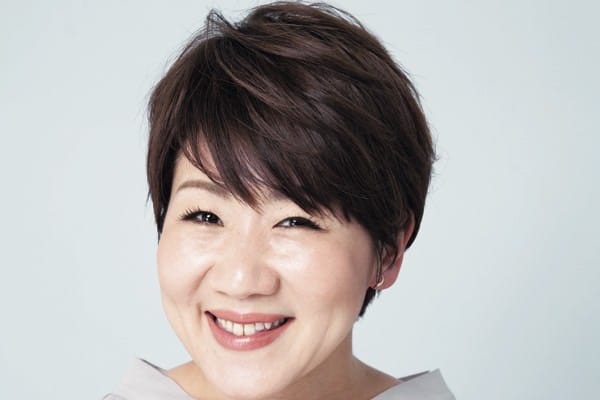 大人の女性にふさわしい、洗練されたメイクと装い。