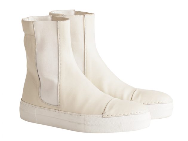 【白い靴】新しいスタンダード。秋冬の足元に、白を取り入れる。 | くらしにいいこと | クロワッサン オンライン