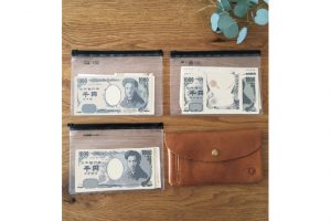 2. 100均のクリアケースに予算別に分けて入れる。食費は1週間6,000円×4週＋5, 000円（5週目）。