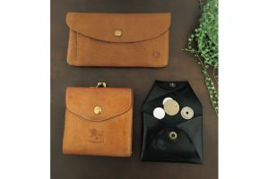 3. 長財布は家計管理用。1週間分の食費を入れて管理。小さいほうの財布と小銭入れは自分のお小遣い用。