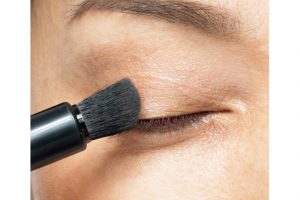 2. 肌なじみのよいピンク系のベージュカラーを重ねることで、まぶたのくすみや影を消して、明るい印象に仕上げる。くぼみがちな大人の目元に、自然な立体感を与えてくれる効果も。