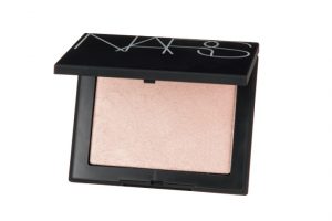 2. 《もっときれいになる色選び》肌色より濃いベージュやシルバーパール入りのものを選ぶとまぶたが重く見えたり、腫れぼったく見えるので要注意。お勧めは肌なじみのよいピンクパールが絶妙な輝きを放つこちら。重ねることでより透明感のある仕上がりになる超微粒子のパウダー。NARS ハイライティングパウダー 5220 4,500円（NARS JAPAN TEL：0120-356-686）