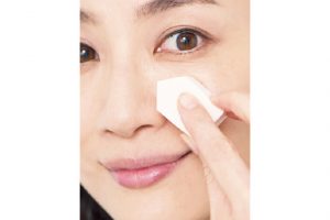 崩れやすい小鼻周りの化粧直しは、スポンジの表面で肌に浮いた皮脂を取りつつ、よれた部分を平らにならす感じでなじませる。