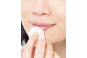 口角の周りもファンデがよれやすい部分。シワにたまると年齢が出やすいので要注意。取れかかった口紅もスポンジでぬぐって。