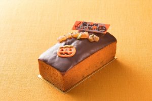 2018 年新作　ハロウィンパウンド〈2,200 円（税込）〉栗とかぼちゃのパウンドが2 層になったケーキ。プレートやかぼちゃのオーナメントで飾り付けてハロウィンの楽しさを表現。