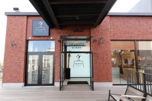 『PEANUTS DINER（ピーナッツダイナー） 横浜』横浜市中区新港1丁目3番1号 MARINE & WALK YOKOHAMA 2F© 2018 Peanuts Worldwide LLC 