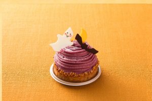 紫芋のタルト〈594 円（税込）〉カシスの果実を埋め込んだタルトに栗を混ぜたカスタードクリームをのせ 、紫芋のクリームをモンブラン状にし包んだタルト。