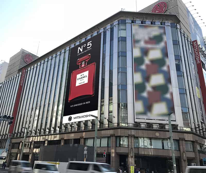 渋谷と銀座をシャネル N°5の限定レッドボトルがジャック。 | くらし