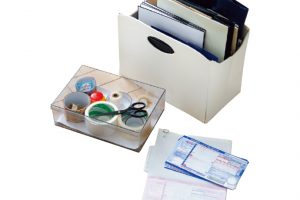 《ヒント2》紙袋と送り状を入れたボックスの傍に、ガムテープとハサミのセットを置くと、荷造りもスムーズ。