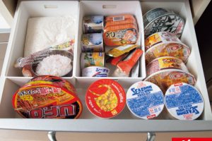 4. After。《ヒント4》雑多に入っていた食品は賞味期限切れのものばかり。すぐに食べられるカップ麺や缶詰をトレーで区分けして収めた。