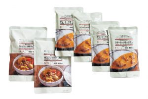 湯煎で食べられるので、昼食をさっと済ませたいときにも重宝する。素材を生かしたカレー クリーミーバターチキン、素材を生かした チキンとごろごろ野菜のスープカレー 各454円（無印良品 池袋西武 TEL：03-3989-1171）