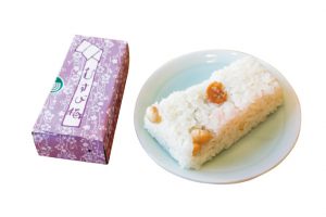 白蒸しおこわの中に昆布の佃煮をはさみ、大豆、梅干しを入れた、むすび梅280円（税込）。小腹が空いた時に。