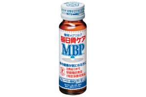 牛乳約800ml分のMBP®を配合した飲料。毎日骨ケアMBP® ブルーベリー風味 50ml×30本（1日1本） 5,355円（雪印メグミルク 0120-301-369）