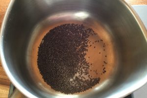 1.	えごまと塩を鍋に入れて弱火で煎る。