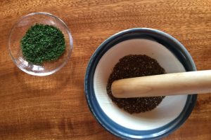 2. えごまを触ってみて熱いと感じる程度（手で触れる程度の熱さ。くれぐれもやけどに注意すること）にまで火が通ったらすり鉢に移す。