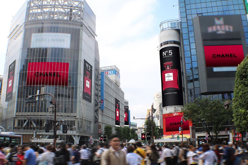 渋谷と銀座をシャネル N°5の限定レッドボトルがジャック。 | くらし