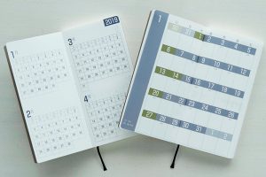月間カレンダーだけでなく、４か月ごとの年間カレンダーも。