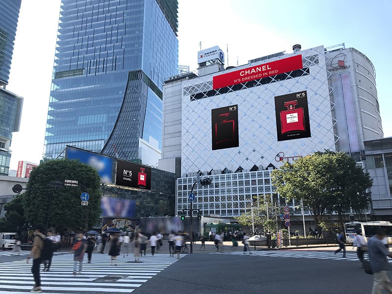渋谷と銀座をシャネル N°5の限定レッドボトルがジャック。 | くらし