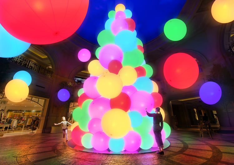 チームラボが光のツリー『呼応する生命の樹』をヴィーナスフォートで展示。