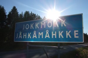 『JOKKMOKK (ヨックモック)』 からのメリークリスマス！ ストックホルムから北へ約800km。北極圏にある手つかずの大自然と、そこに住むあたたかい人々とのふれあいが、訪れる人を魅了してやまない『JOKKMOKK (ヨックモック) 』。