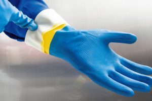 ゴム手袋をするときは、手元を折り返せば、垂れてくる液体をキャッチできる。