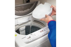 《1. 過炭酸ナトリウムに適した温水を注入》洗濯機の水位を最高位で設定し、一時停止。40〜50℃のお湯を入れる。手作業でも、お湯を洗濯槽に直接取り入れてもいい。温度は厳密に維持しなくてもOK。