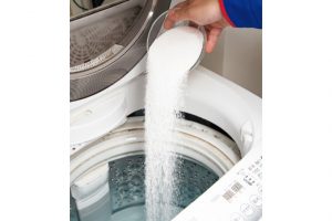 《2. カビを取る過炭酸ナトリウムを加える》過炭酸ナトリウムを洗濯槽に入れる。一般的な洗濯機で400〜500gを使う。だいたいお湯10Lにつき約100g程度。汚れ具合によって加減をする。