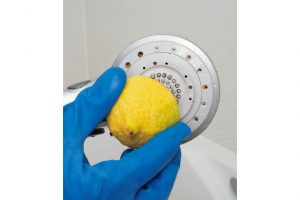 《9. 体に優しくて洗浄力が強いレモンを使う》匂いの残らないレモンは、目詰まりを起こしやすいシャワーヘッドの洗浄にも活躍。直接シャワーヘッドにこすりつける。カビ取り剤（塩素系漂白剤）と混ぜないよう注意。