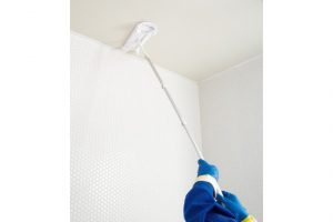 《3. 水拭きをして汚れと洗剤を取り除く》固く水気を絞ったウエスをワイパーにつけ、天井を水拭き。洗剤をしっかり拭き取る。天井にできたカビは舞い落ちやすいので2〜3週に1度は掃除するといい。