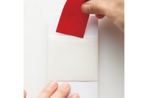 2. 巻いた紙は、裏面で右側が上になるように差し込んで留める。表面に色紙を上から挟む。