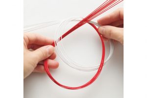 1. 赤と白が半分ずつ1本になった水引10本を1束にして輪を作る。
